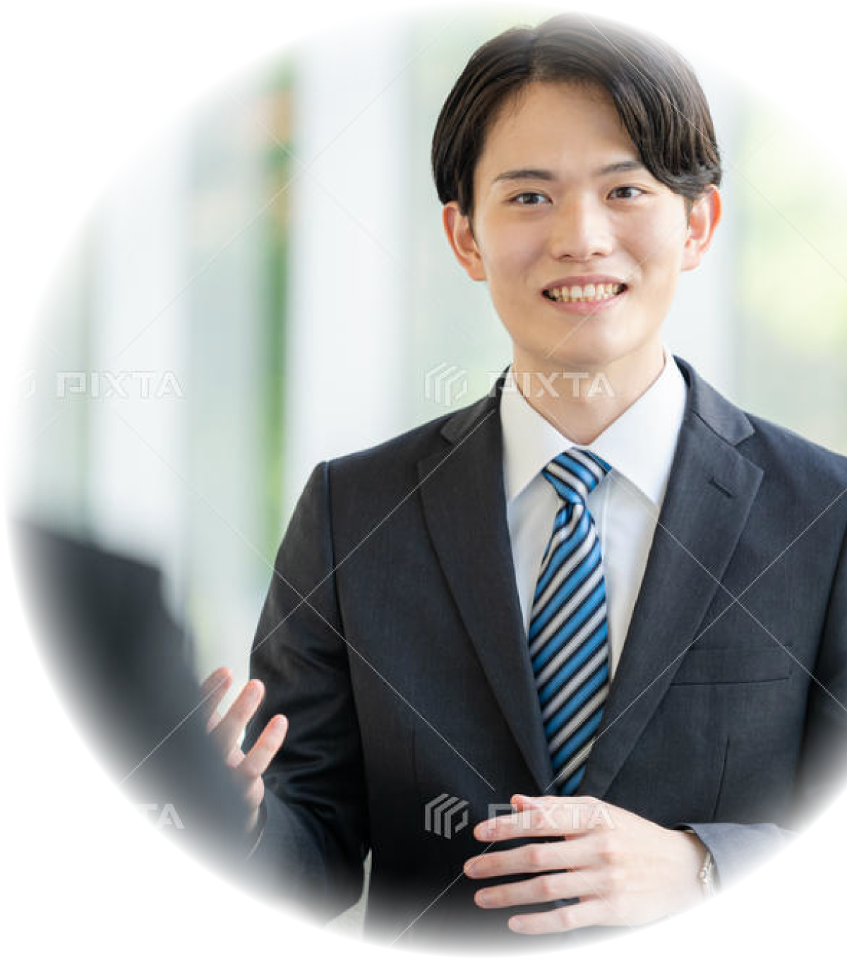 面接を受ける高校生